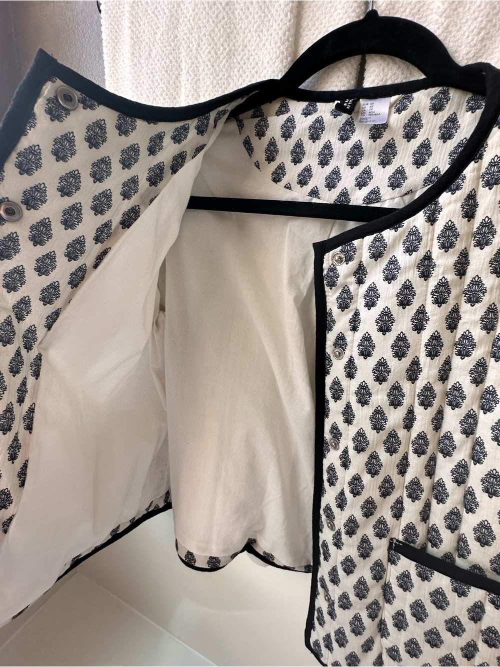 H&M Cream Quilted Blazer with Black Trim - Picture 3 of 7